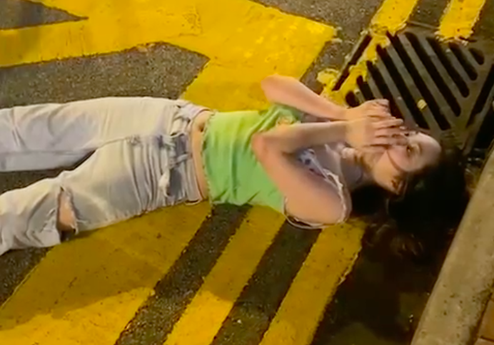 露半球港女赤腳訓馬路