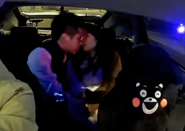 香港情侶車震遭偷拍 港女含完撚遭港男撩陰 (2/2)